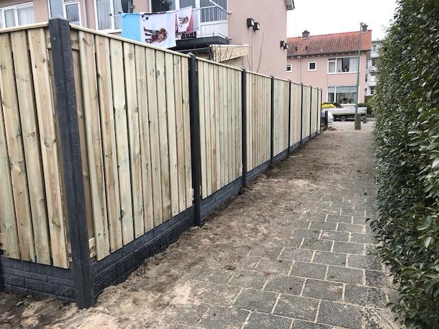 Houten schutting met betonpaal